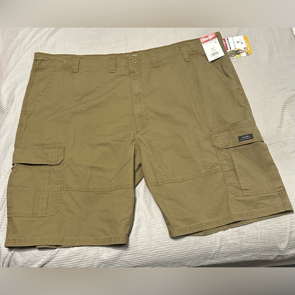 Wrangler men's Brown relaxed fit stretch cargo shorts size 48